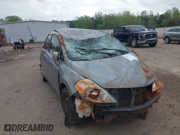 2008 Nissan Versa S z VIN 3N1BC11E78L431839, wystawiony jako IAAI lot #41956377 z przebiegiem 121 071 mil mil oraz . Historia ofert i sprzedaży dostępna na DreamBid. Obrazek 6.