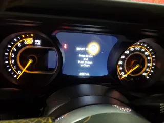 2024 Jeep Wrangler Sahara z VIN 1C4PJXEG8RW246069, wystawiony jako Copart lot #84146804 z przebiegiem 6 419 mil mil oraz Szkoda całkowita • Salvage title. Historia ofert i sprzedaży dostępna na DreamBid. Obrazek 9.