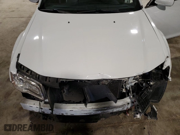 2014 Chrysler 300 z VIN 2C3CCARG8EH232878, wystawiony jako Copart lot #48904425 z przebiegiem 56 003 mil mil oraz Szkoda całkowita • Salvage title. Historia ofert i sprzedaży dostępna na DreamBid. Obrazek 11.