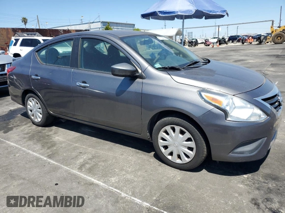 2016 Nissan Versa S z VIN 3N1CN7AP6GL840268, wystawiony jako Copart lot #55103695 z przebiegiem 106 331 mil mil oraz Czysty tytuł • Clean title. Historia ofert i sprzedaży dostępna na DreamBid. Obrazek 4.