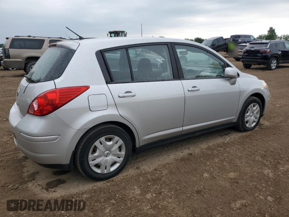2011 Nissan Versa S z VIN 3N1BC1CP6BL402628, wystawiony jako Copart lot #60285555 z przebiegiem 109 562 mil mil oraz Czysty tytuł • Clean title. Historia ofert i sprzedaży dostępna na DreamBid. Obrazek 3.