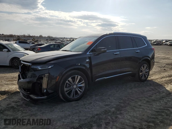 2021 Cadillac XT6 Premium Luxury z VIN 1GYKPCRS6MZ205831, wystawiony jako Copart lot #47259215 z przebiegiem 31 959 mil mil oraz Szkody całkowita. Historia ofert i sprzedaży dostępna na DreamBid. Obrazek 1.