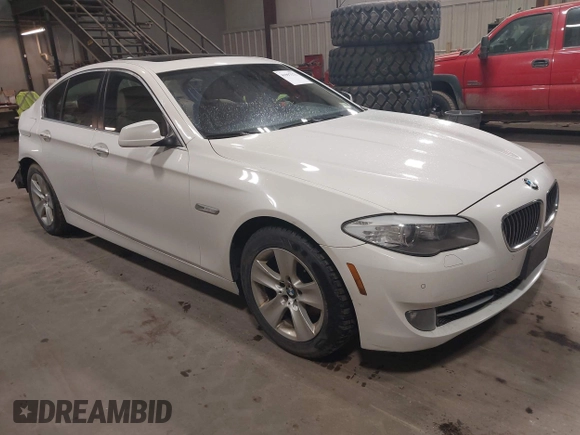2013 BMW 5 Series 528i xDrive with VIN WBAXH5C58DDW13362, listed as a IAAI auction lot 41997171 with 87,147 mi miles. Bid and sale history available at carsss.com. Image 1.