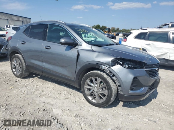 2021 Buick Encore GX Essence z VIN KL4MMFSL8MB077428, wystawiony jako Copart lot #71731754 z przebiegiem 51 432 mil mil oraz Szkoda całkowita • Salvage title. Historia ofert i sprzedaży dostępna na DreamBid. Obrazek 4.