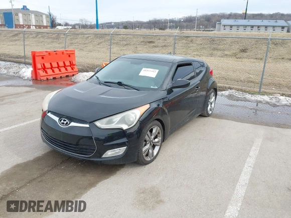 2013 Hyundai Veloster w/Black Int z VIN KMHTC6ADXDU149793, wystawiony jako IAAI lot #41537953 z przebiegiem 117 635 mil mil oraz . Historia ofert i sprzedaży dostępna na DreamBid. Obrazek 2.
