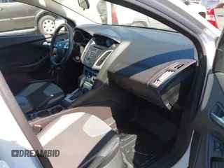 2014 Ford Focus SE with VIN 1FADP3K22EL454565, listed as a IAAI auction lot 42054653 with 19,118 mi miles. Bid and sale history available at carsss.com. Image 5.