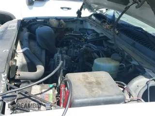 2002 Chevrolet Silverado 2500HD LS z VIN 1GCHC23U42F125698, wystawiony jako IAAI lot #42023001 z przebiegiem Nie podano mil oraz . Historia ofert i sprzedaży dostępna na DreamBid. Obrazek 12.