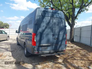 2019 Mercedes-Benz Sprinter Cargo z VIN WD4PF1CD6KP128194, wystawiony jako IAAI lot #41799320 z przebiegiem 111 189 mil mil oraz . Historia ofert i sprzedaży dostępna na DreamBid. Obrazek 3.