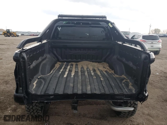 2024 Chevrolet Colorado 4WD ZR2 z VIN 1GCPTFEK4R1265787, wystawiony jako Copart lot #54108245 z przebiegiem 4 880 mil mil oraz Szkoda całkowita • Salvage title. Historia ofert i sprzedaży dostępna na DreamBid. Obrazek 6.