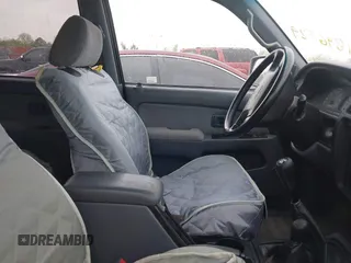 2000 Toyota 4Runner SR5 z VIN JT3HN86R1Y0301238, wystawiony jako IAAI lot #41896529 z przebiegiem 317 095 mil mil oraz . Historia ofert i sprzedaży dostępna na DreamBid. Obrazek 5.