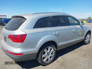 2007 Audi Q7 z VIN WA1AV74L67D046982, wystawiony jako IAAI lot #40306587 z przebiegiem 112 640 mil mil oraz . Historia ofert i sprzedaży dostępna na DreamBid. Obrazek 4.