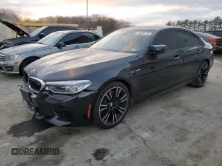 2018 BMW M5 z VIN WBSJF0C52JB283848, wystawiony jako Copart lot #88394755 z przebiegiem 92 968 mil mil oraz Szkody całkowita. Historia ofert i sprzedaży dostępna na DreamBid. Obrazek 1.