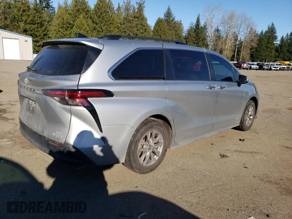 2021 Toyota Sienna XLE with VIN 5TDYSKFC1MS017712, listed as a Copart auction lot 42992415 with 47,600 mi miles and Salvage Title. Bid and sale history available at carsss.com. Image 3.
