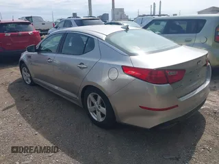 2014 Kia Optima LX z VIN KNAGM4A71E5493247, wystawiony jako IAAI lot #42035797 z przebiegiem 153 811 mil mil oraz . Historia ofert i sprzedaży dostępna na DreamBid. Obrazek 3.