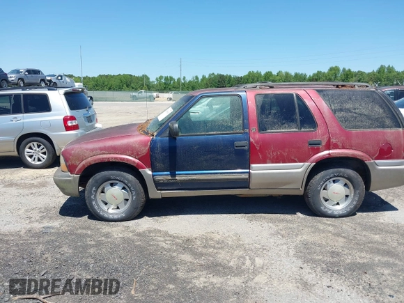 2000 GMC Jimmy SL with VIN 1GKCS13W9Y2264710, listed as a IAAI auction lot 42136082 with 206,584 mi miles. Bid and sale history available at carsss.com. Image 15.