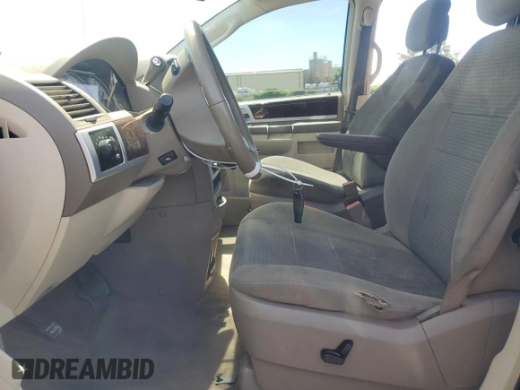2010 Chrysler Town & Country Touring z VIN 2A4RR5D13AR460820, wystawiony jako Copart lot #57162885 z przebiegiem 197 426 mil mil oraz Szkoda całkowita • Salvage title. Historia ofert i sprzedaży dostępna na DreamBid. Obrazek 7.