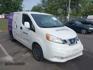 2020 Nissan NV200 SV z VIN 3N6CM0KN9LK701981, wystawiony jako IAAI lot #40386960 z przebiegiem 64 373 mil mil oraz . Historia ofert i sprzedaży dostępna na DreamBid. Obrazek 1.