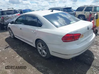 2014 Volkswagen Passat SEL Premium z VIN 1VWCN7A38EC069585, wystawiony jako IAAI lot #42236658 z przebiegiem 62 861 mil mil oraz . Historia ofert i sprzedaży dostępna na DreamBid. Obrazek 3.