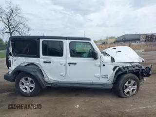 2020 Jeep Wrangler Unlimited Sport S z VIN 1C4HJXDG6LW241594, wystawiony jako IAAI lot #42045756 z przebiegiem 98 642 mil mil oraz . Historia ofert i sprzedaży dostępna na DreamBid. Obrazek 13.