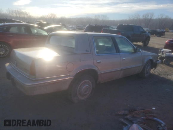 1992 Chrysler New Yorker z VIN 1C3XC66R8ND780848, wystawiony jako Copart lot #46454745 z przebiegiem 138 439 mil mil oraz Szkody całkowita. Historia ofert i sprzedaży dostępna na DreamBid. Obrazek 3.