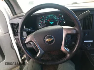 2015 Chevrolet Express Cargo z VIN 1GCWGFCF2F1160764, wystawiony jako IAAI lot #42566615 z przebiegiem 232 493 mil mil oraz . Historia ofert i sprzedaży dostępna na DreamBid. Obrazek 9.