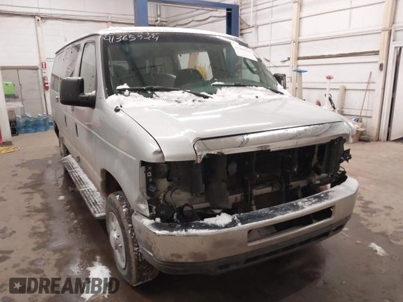 2008 Ford Econoline Passenger XL with VIN 1FBNE31L78DA28548, listed as a IAAI auction lot 41365324 with 175,585 mi miles. Bid and sale history available at carsss.com. Image 1.