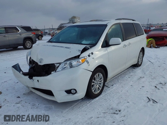 2017 Toyota Sienna XLE Auto Access Seat with VIN 5TDYZ3DC4HS852620, listed as a IAAI auction lot 40988036 with 82,581 mi miles. Bid and sale history available at carsss.com. Image 2.