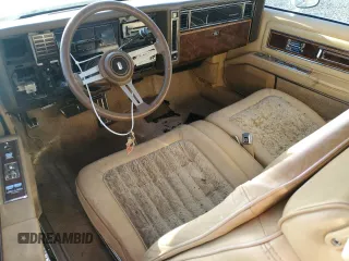 1985 Oldsmobile Toronado Custom Brougham z VIN 1G3EZ57Y6FE321802, wystawiony jako Copart lot #77305454 z przebiegiem 51 559 mil mil oraz Szkody całkowita. Historia ofert i sprzedaży dostępna na DreamBid. Obrazek 8.