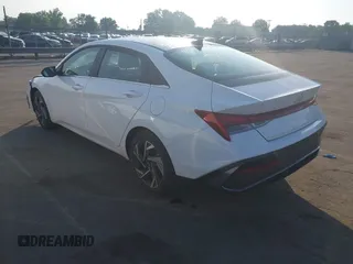 2025 Hyundai Elantra Limited z VIN KMHLP4DG5SU891076, wystawiony jako IAAI lot #42488943 z przebiegiem 9 299 mil mil oraz . Historia ofert i sprzedaży dostępna na DreamBid. Obrazek 3.