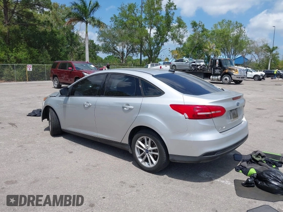 2018 Ford Focus SE z VIN 1FADP3FE9JL241661, wystawiony jako IAAI lot #42103513 z przebiegiem 117 003 mil mil oraz . Historia ofert i sprzedaży dostępna na DreamBid. Obrazek 3.