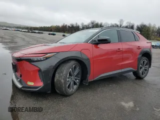 2024 Toyota bZ4X XLE z VIN JTMABACA3RA056904, wystawiony jako Copart lot #55640625 z przebiegiem 30 847 mil mil oraz Szkody całkowita. Historia ofert i sprzedaży dostępna na DreamBid. Obrazek 1.
