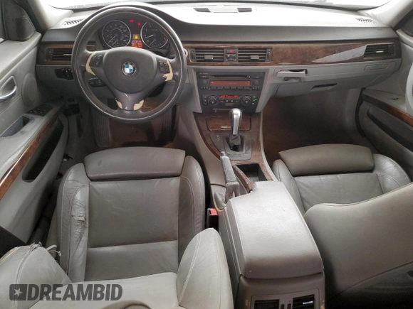 2006 BMW 3 Series 330i z VIN WBAVB33526KS32828, wystawiony jako Copart lot #48359995 z przebiegiem 121 936 mil mil oraz Szkoda całkowita • Salvage title. Historia ofert i sprzedaży dostępna na DreamBid. Obrazek 8.
