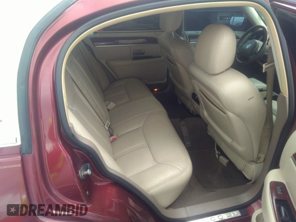 2003 Lincoln Town Car Cartier z VIN 1LNHM83W33Y631168, wystawiony jako IAAI lot #42333306 z przebiegiem 248 272 mil mil oraz . Historia ofert i sprzedaży dostępna na DreamBid. Obrazek 8.