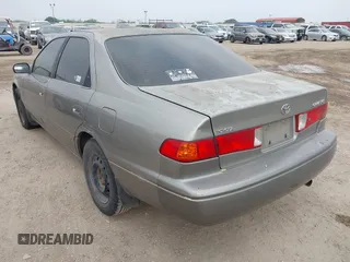 2000 Toyota Camry CE z VIN JT2BG22K9Y0458526, wystawiony jako IAAI lot #42289402 z przebiegiem 269 596 mil mil oraz . Historia ofert i sprzedaży dostępna na DreamBid. Obrazek 3.