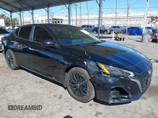2025 Nissan Altima SV z VIN 1N4BL4DV6SN301784, wystawiony jako IAAI lot #41722601 z przebiegiem 10 913 mil mil oraz . Historia ofert i sprzedaży dostępna na DreamBid. Obrazek 1.
