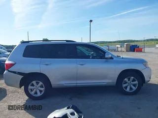 2009 Toyota Highlander z VIN JTEES41A192126069, wystawiony jako IAAI lot #42288380 z przebiegiem 211 915 mil mil oraz . Historia ofert i sprzedaży dostępna na DreamBid. Obrazek 13.