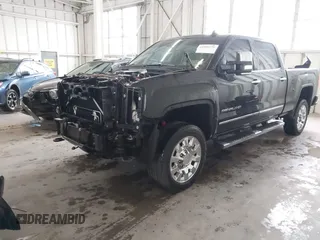 2016 GMC Sierra 2500HD Denali z VIN 1GT12UE82GF207890, wystawiony jako IAAI lot #41994971 z przebiegiem 101 221 mil mil oraz . Historia ofert i sprzedaży dostępna na DreamBid. Obrazek 17.