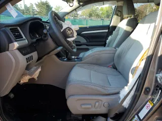 2018 Toyota Highlander LE с VIN 5TDBZRFH6JS817777, выставлен на аукционе Copart как лот 56344485 с пробегом 73 580 миль миль и Списание • Salvage title. История ставок и продаж доступна на DreamBid. Изображение 7.
