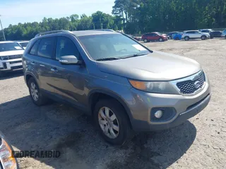 2012 Kia Sorento LX z VIN 5XYKT3A65CG215134, wystawiony jako IAAI lot #42295434 z przebiegiem 188 237 mil mil oraz . Historia ofert i sprzedaży dostępna na DreamBid. Obrazek 1.
