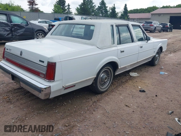 1989 Lincoln Town Car z VIN 1LNBM81F5KY813302, wystawiony jako IAAI lot #42412831 z przebiegiem 76 138 mil mil oraz . Historia ofert i sprzedaży dostępna na DreamBid. Obrazek 4.