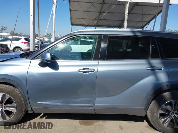 2022 Toyota Highlander XLE z VIN 5TDHZRAH1NS121058, wystawiony jako IAAI lot #41992011 z przebiegiem 40 181 mil mil oraz . Historia ofert i sprzedaży dostępna na DreamBid. Obrazek 14.