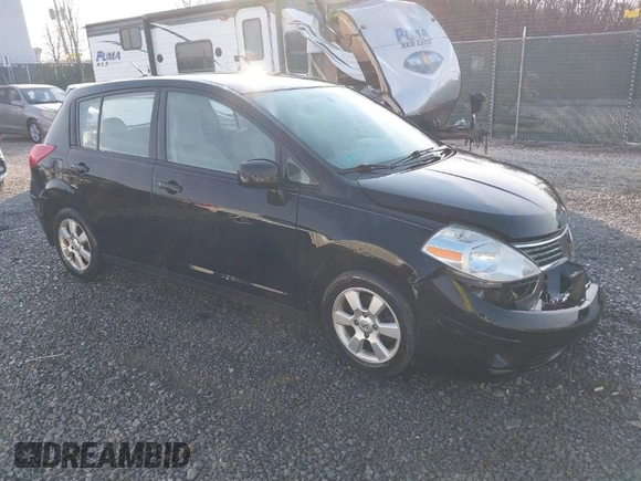 2007 Nissan Versa SL z VIN 3N1BC13E77L439385, wystawiony jako IAAI lot #41749821 z przebiegiem 137 521 mil mil oraz . Historia ofert i sprzedaży dostępna na DreamBid. Obrazek 1.