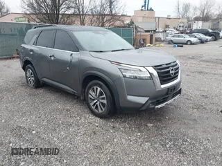 2023 Nissan Pathfinder SL z VIN 5N1DR3CC3PC242431, wystawiony jako IAAI lot #41555588 z przebiegiem 12 028 mil mil oraz . Historia ofert i sprzedaży dostępna na DreamBid. Obrazek 1.