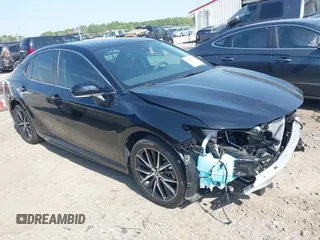 2023 Toyota Camry SE z VIN 4T1G11AK7PU768431, wystawiony jako IAAI lot #42018857 z przebiegiem 25 713 mil mil oraz . Historia ofert i sprzedaży dostępna na DreamBid. Obrazek 1.