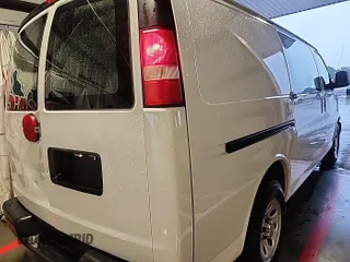 2013 Chevrolet Express Cargo z VIN 1GCSGAFX1D1169555, wystawiony jako IAAI lot #42530668 z przebiegiem 207 358 mil mil oraz . Historia ofert i sprzedaży dostępna na DreamBid. Obrazek 2.