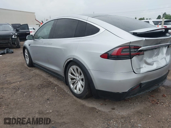 2017 Tesla Model X 90D z VIN 5YJXCDE23HF067843, wystawiony jako IAAI lot #42347649 z przebiegiem Nie podano mil oraz . Historia ofert i sprzedaży dostępna na DreamBid. Obrazek 3.