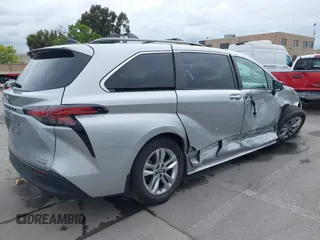 2022 Toyota Sienna XLE z VIN 5TDJRKEC8NS135921, wystawiony jako IAAI lot #42124395 z przebiegiem 39 611 mil mil oraz . Historia ofert i sprzedaży dostępna na DreamBid. Obrazek 4.