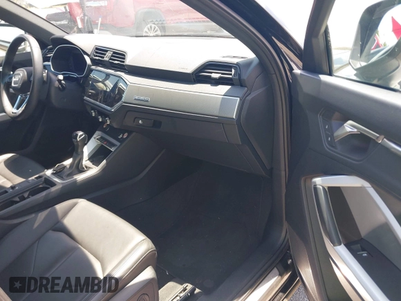 2024 Audi Q3 S line Premium z VIN WA1DECF39R1055263, wystawiony jako IAAI lot #42270200 z przebiegiem 29 691 mil mil oraz . Historia ofert i sprzedaży dostępna na DreamBid. Obrazek 5.