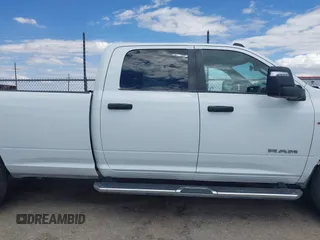 2024 Ram 2500 Big Horn z VIN 3C6UR5JL4RG340524, wystawiony jako IAAI lot #42423835 z przebiegiem 8 690 mil mil oraz . Historia ofert i sprzedaży dostępna na DreamBid. Obrazek 13.