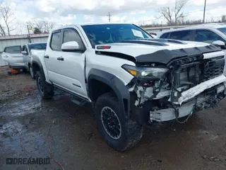 2024 Toyota Tacoma 4WD SR5 with VIN 3TYLB5JN8RT041814, listed as a IAAI auction lot 41714709 with 2,818 mi miles. Bid and sale history available at carsss.com. Image 1.